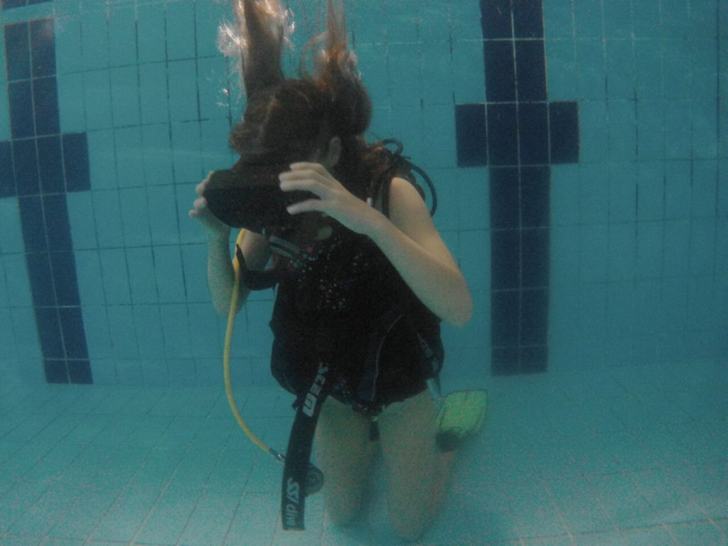 Bambina in immersione con visore VR
