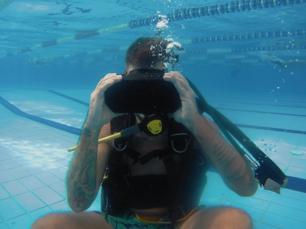 Subacqueo prova il visore VR in piscina
