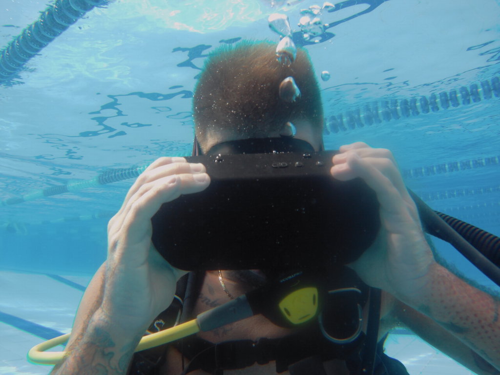 Subacqueo con visore VR sott'acqua