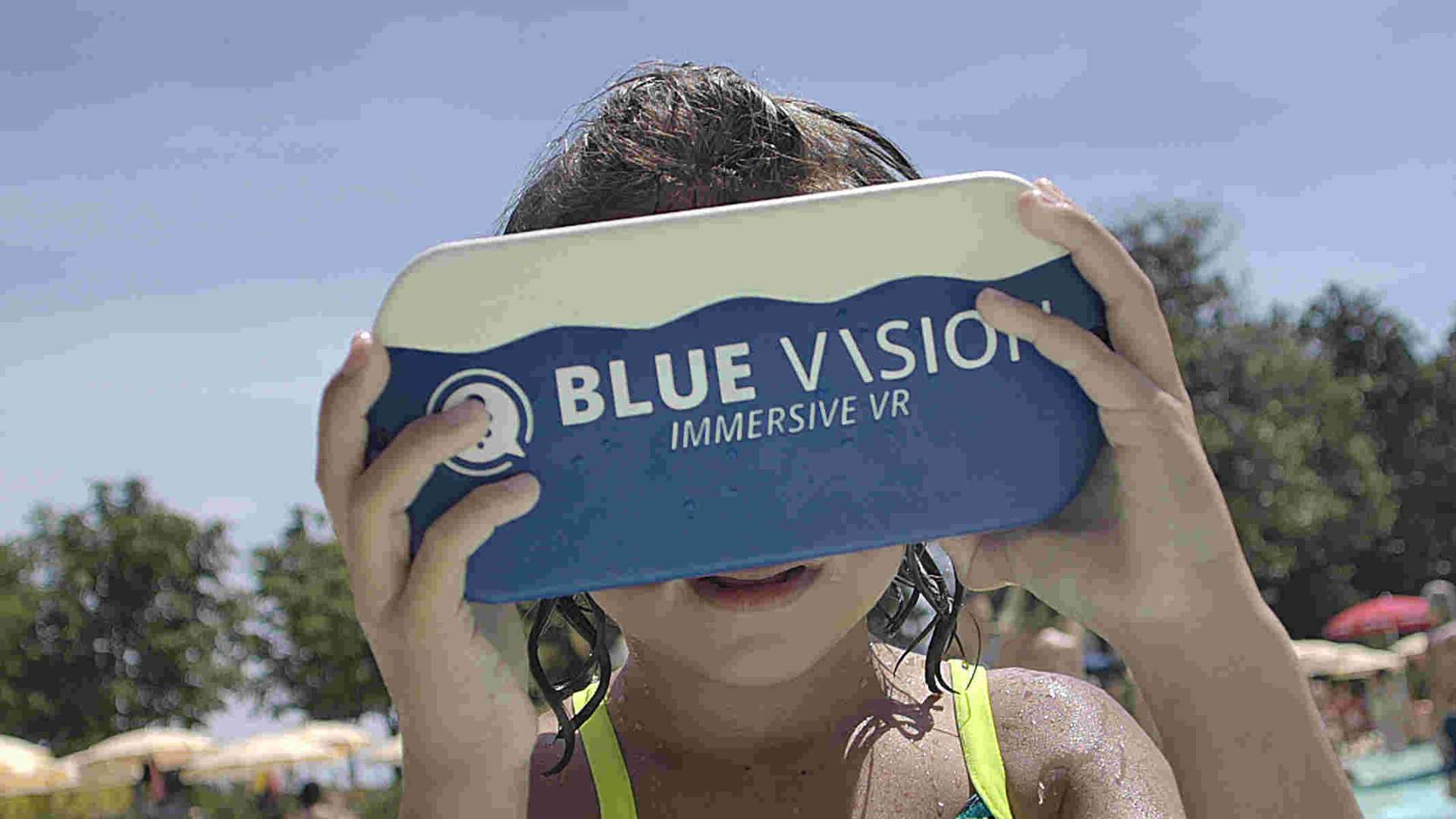 Bambina con visore BlueVision Immersive VR
