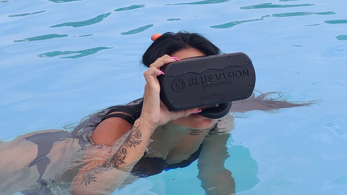 Donna con visore BlueVision VR in piscina