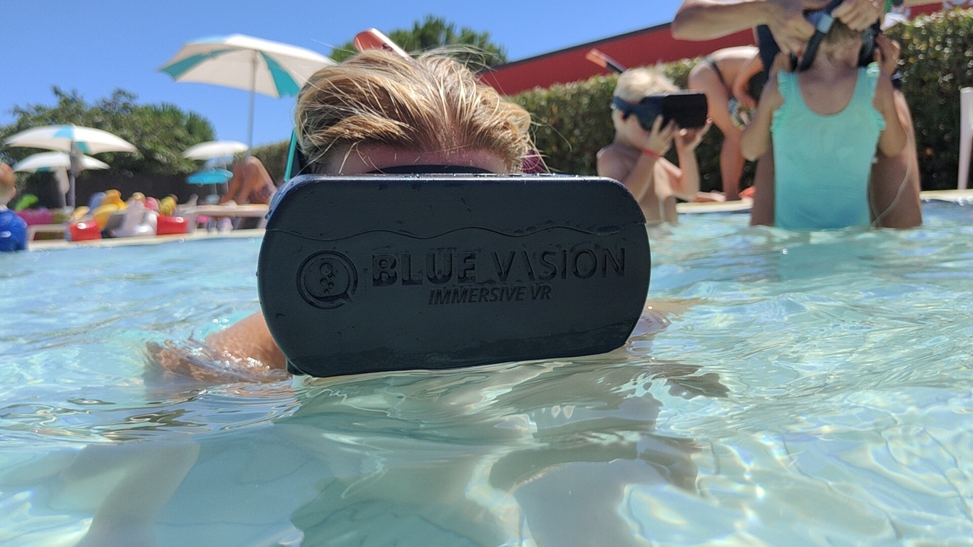 Bambino con visore BlueVision VR in piscina