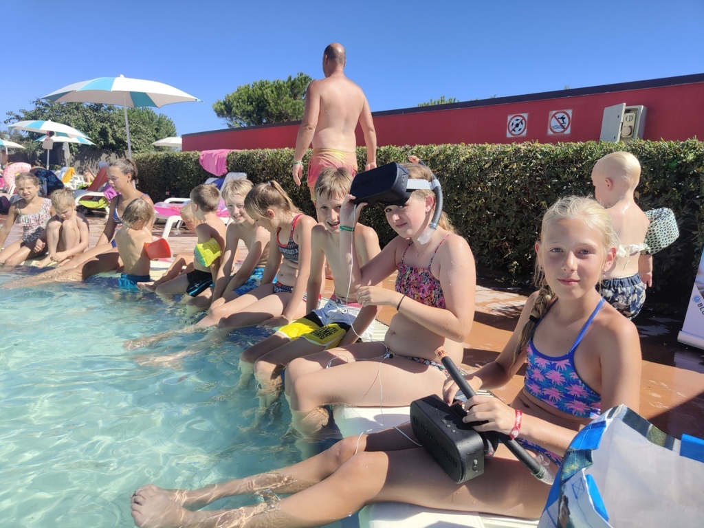 Gruppo di bambini in piscina con BlueVision VR
