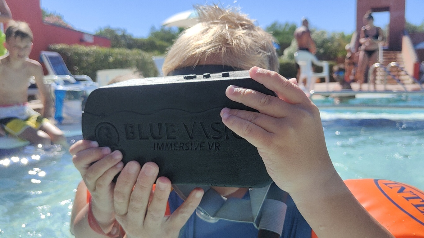 Bambino indossa il visore BlueVision VR