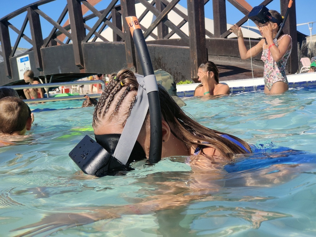 Bambino con visore BlueVision VR in piscina